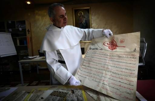 Un manuscrit sauvé des mains des jihadistes présenté au pape
