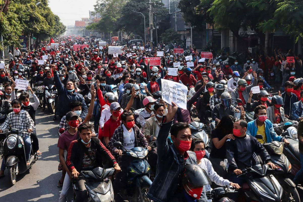 Des dizaines de milliers de manifestants contre le coup d’État militaire