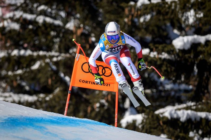 Corinne Suter Madame Mondiaux Frappe Encore En Descente Cortina D