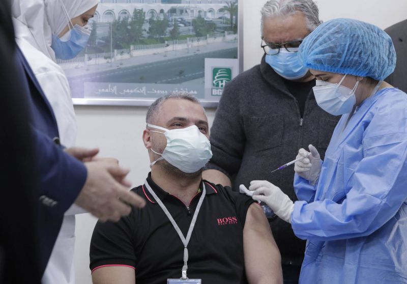 Un médecin, premier Libanais vacciné contre le Covid à Beyrouth