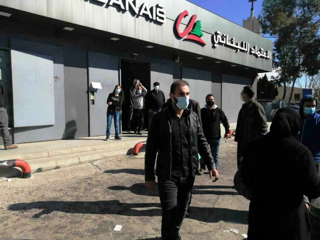 Des proches d'étudiants libanais à l'étranger entrent de force dans une banque à Chtaura, un blessé