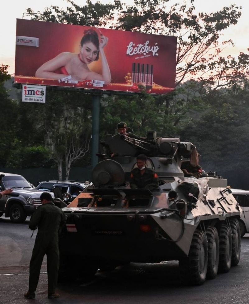 Soldats déployés, coupure internet: craintes d'une répression imminente en Birmanie