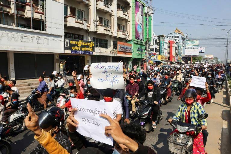Gigantesques manifestations contre le coup d'Etat, les autorités font planer la menace de représailles