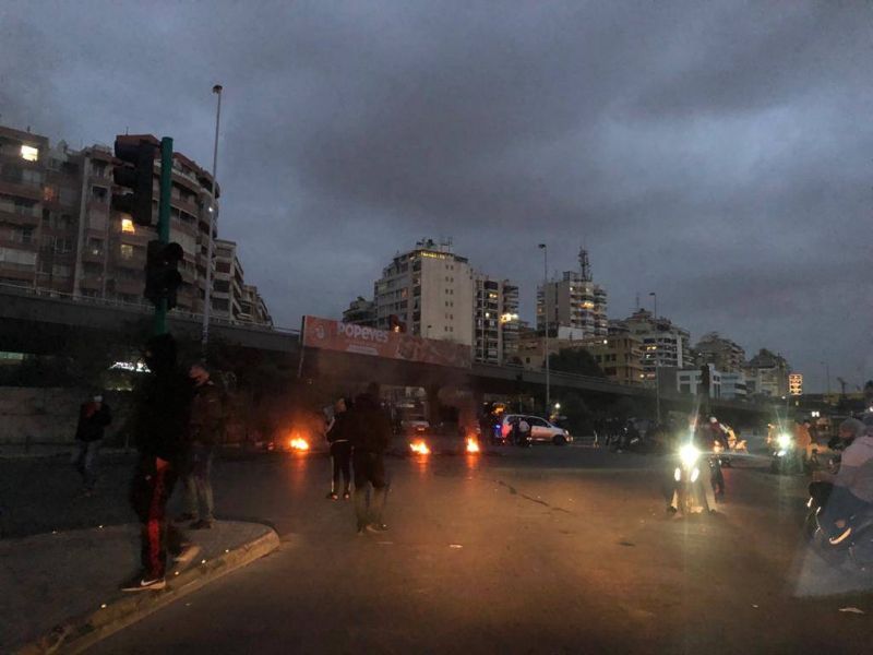 Des manifestants bloquent brièvement les voies à Cola pour dénoncer la dégradation économique