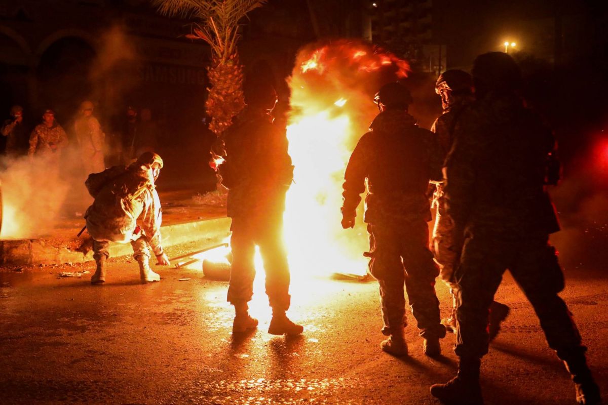 Mandats d'arrêt contre quinze détenus, deux libérations