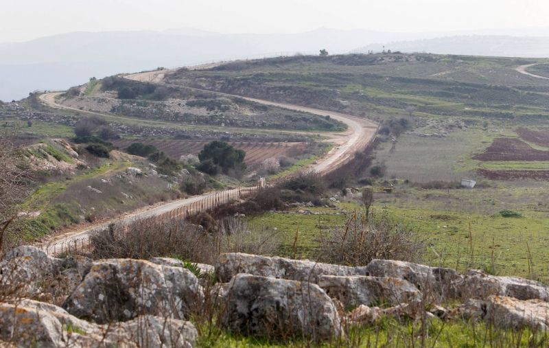 L'armée israélienne tire pour éloigner des agriculteurs le long de la frontière