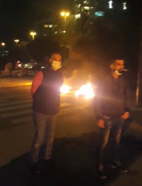 Des protestataires bloquent la voie rapide du Ring avec des pneus enflammés