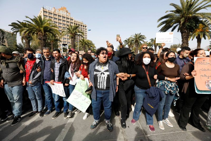 Des milliers de Tunisiens manifestent pour la liberté