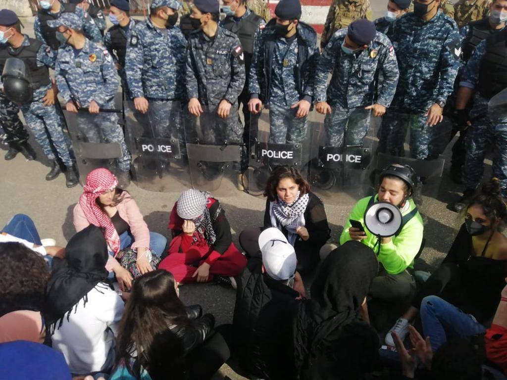 Violentes échauffourées entre manifestants et policiers anti-émeute devant le tribunal militaire de Beyrouth