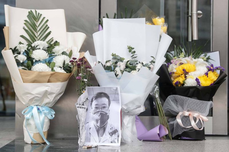 Des milliers de Chinois rendent hommage au médecin lanceur d'alerte Li Wenliang