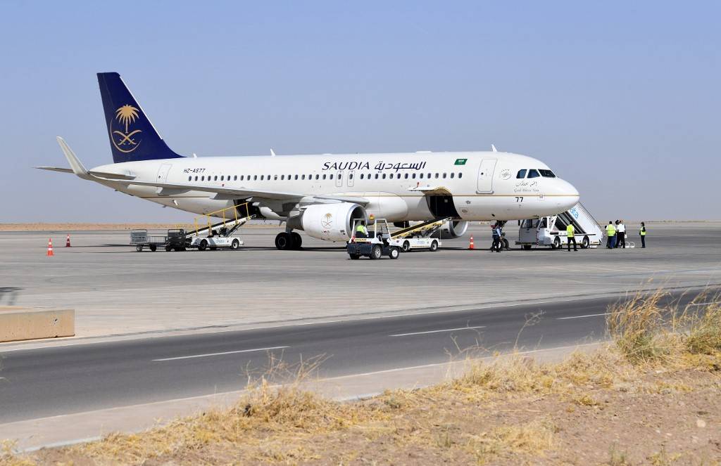 Un avion commercial en feu après l'attaque d'un aéroport par des houthis