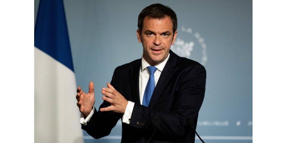 Le ministre de la Santé reçoit une première dose de vaccin anti-Covid
