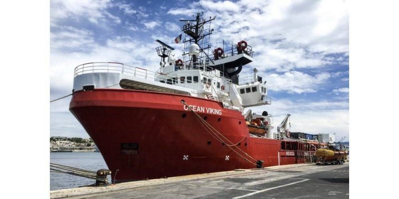 L'Ocean Viking et ses 422 migrants secourus en mer attendus en Sicile