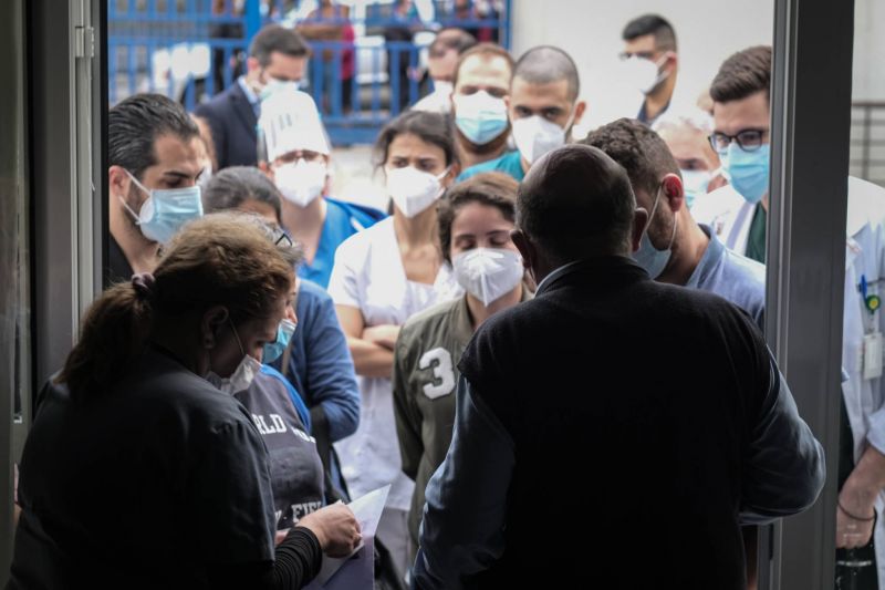 La vaccination de députés libanais suscite une grave polémique