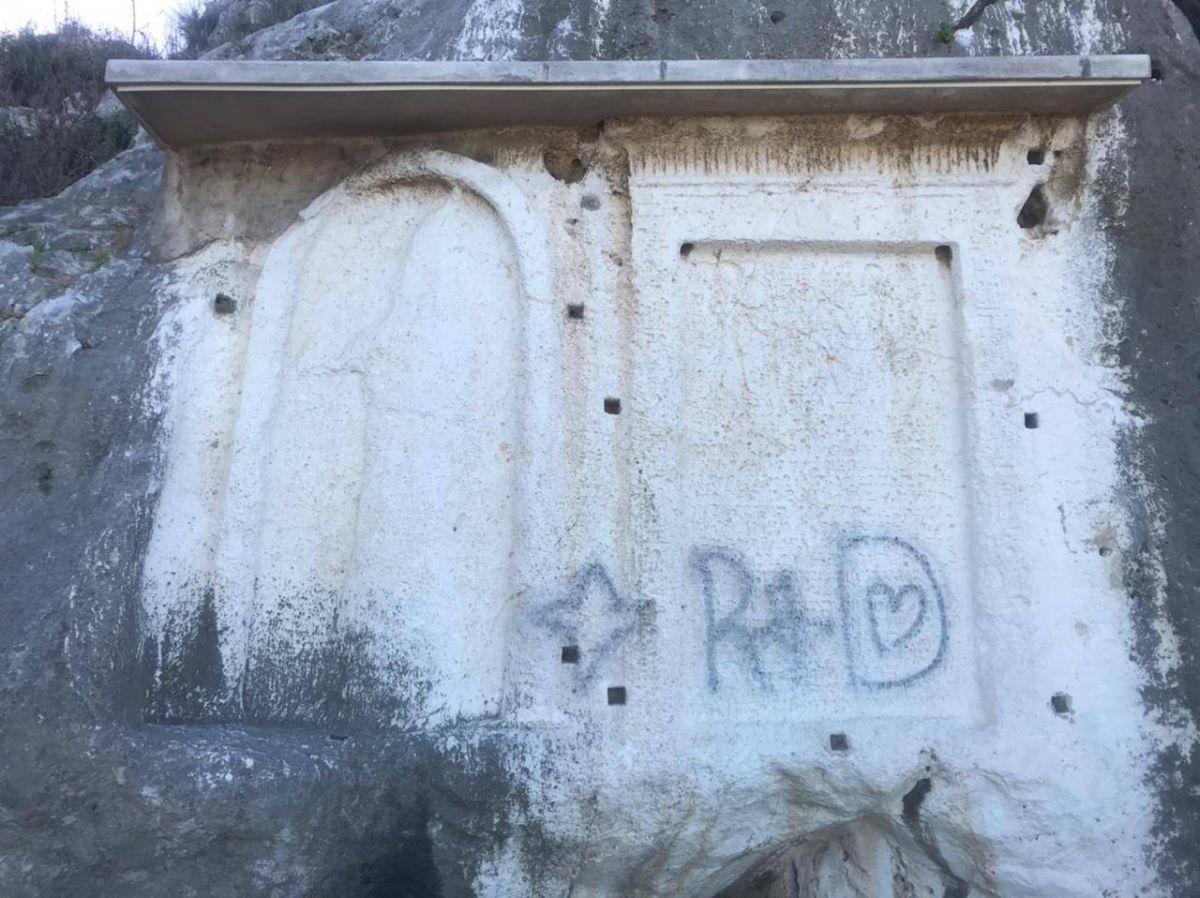 Aspergée de peinture noire, la stèle de Ramsès II à Nahr el-Kalb difficilement récupérable