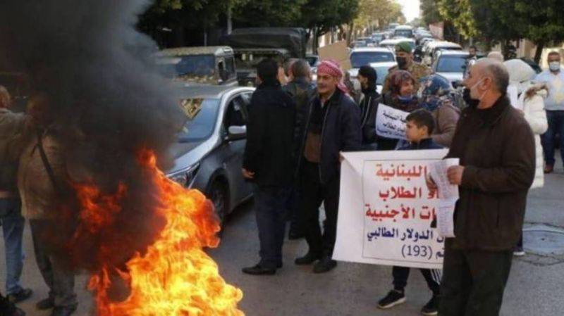 Des parents d’étudiants à l’étranger bloquent la route à Hamra