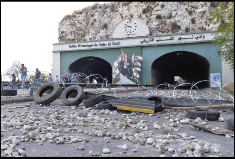 Hausse du prix de l'essence : sit-in de chauffeurs de minibus en colère sur l'autoroute de Nahr el-Kalb