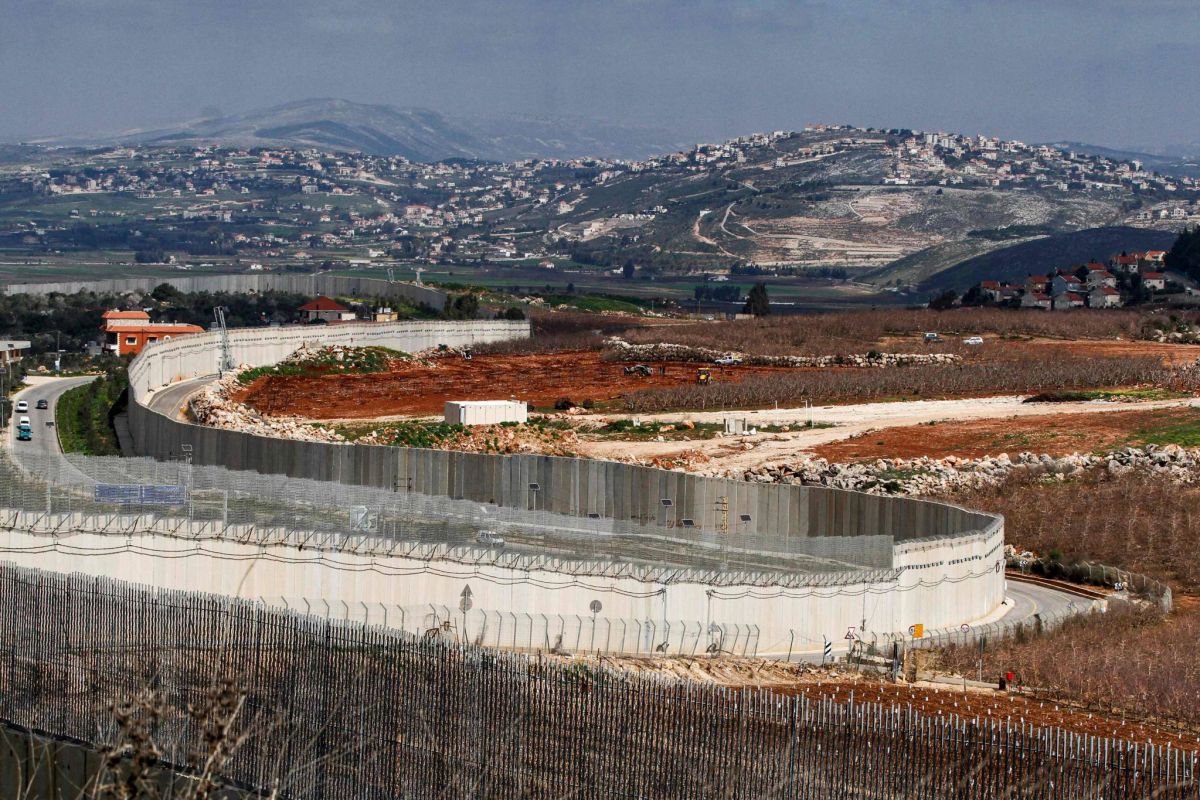 Un soldat israélien tire trois coups de feu en l'air à la frontière