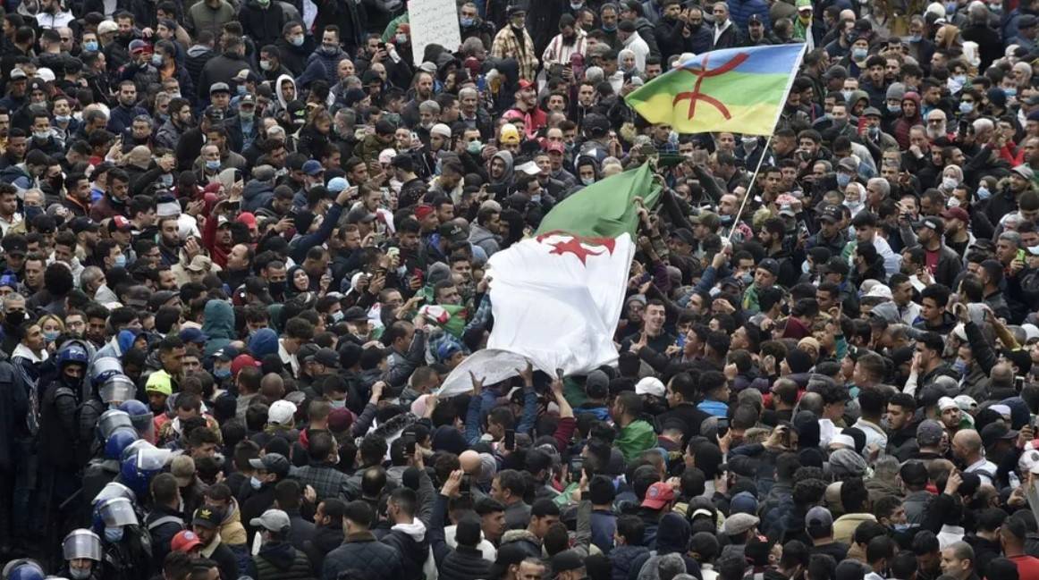 Retour des étudiants du Hirak dans la rue à Alger