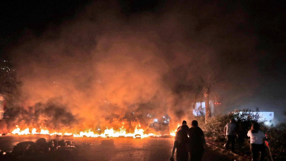 Des protestataires coupent l'autoroute avec des pneus enflammés à Antélias