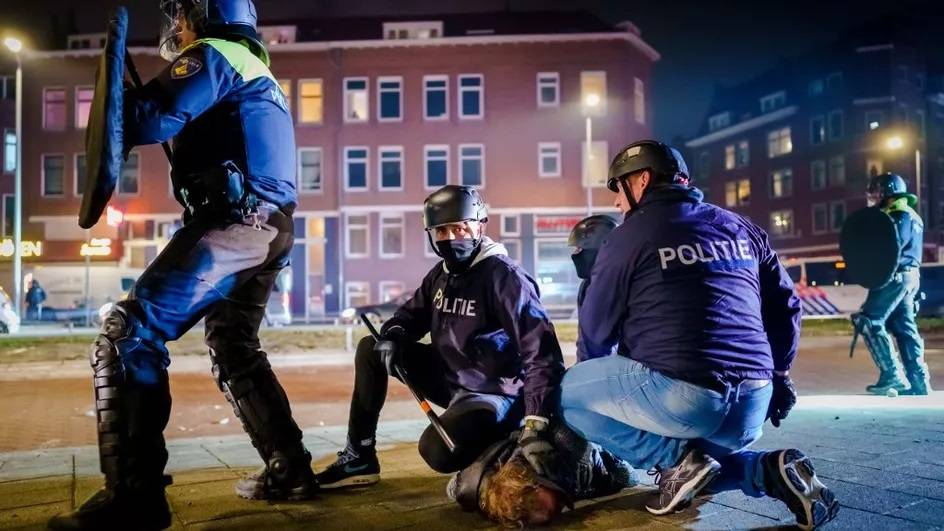 Couvre-feu annulé aux Pays-Bas, des hackers nord-coréens s'attaquent à Pfizer