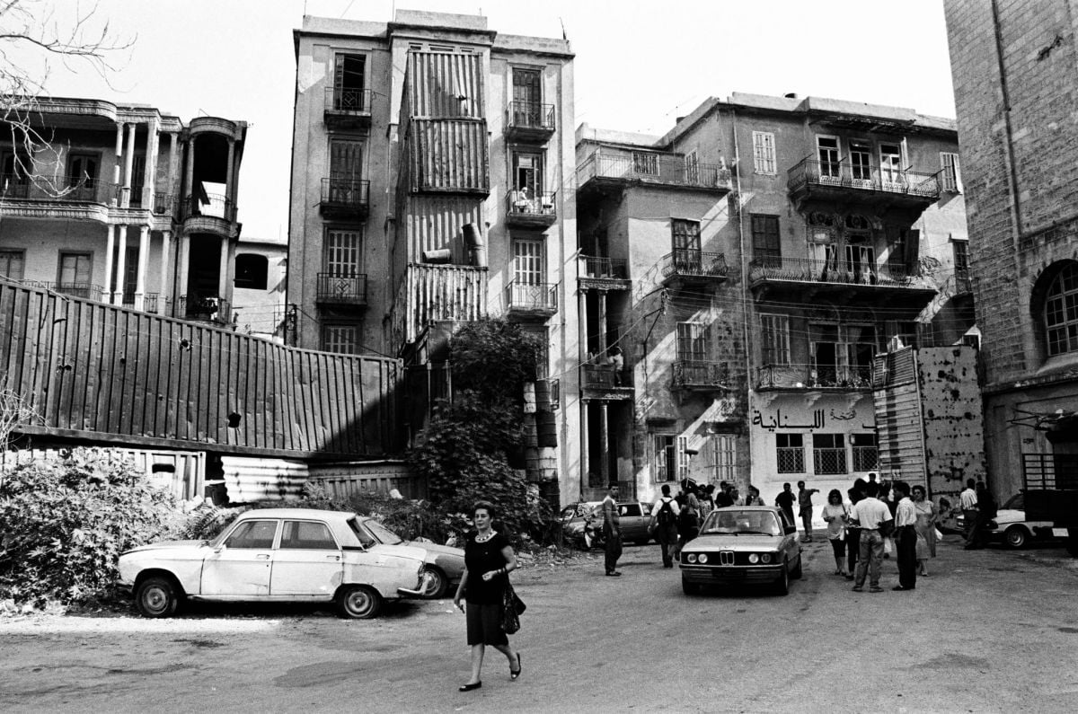 Une téta derrière la barricade de la rue Monnot