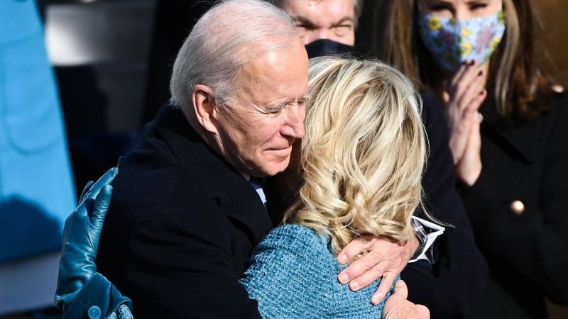 Avec le « PDA » de Biden, retour aux signes extérieurs d’affection