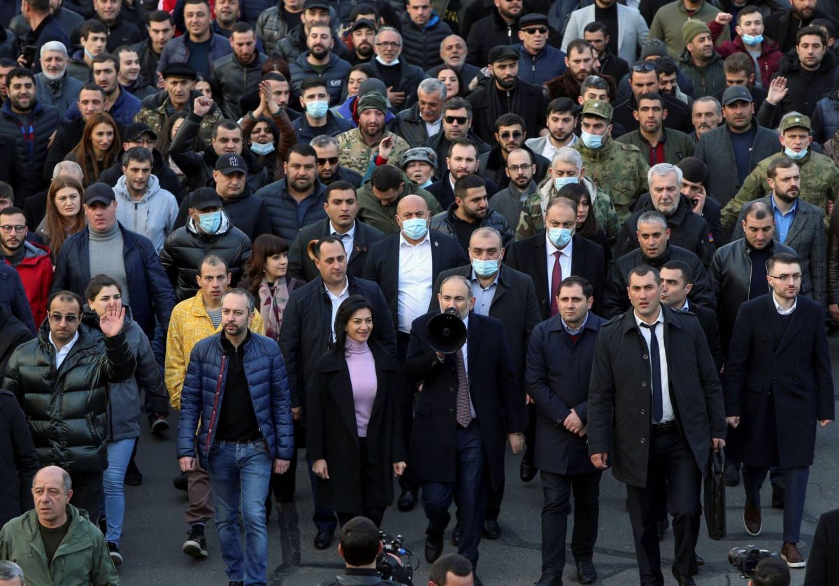 Nikol Pachinian dans la rue pour dénoncer une tentative de putsch