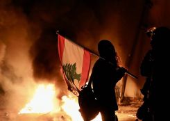 Manifestation de colère, hier soir, sur la place des Martyrs, dans le centre-ville de Beyrouth. Photo Matthieu Karam