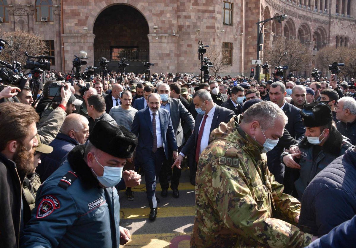 Le Premier ministre dénonce une tentative de putsch, les Arméniens dans la rue