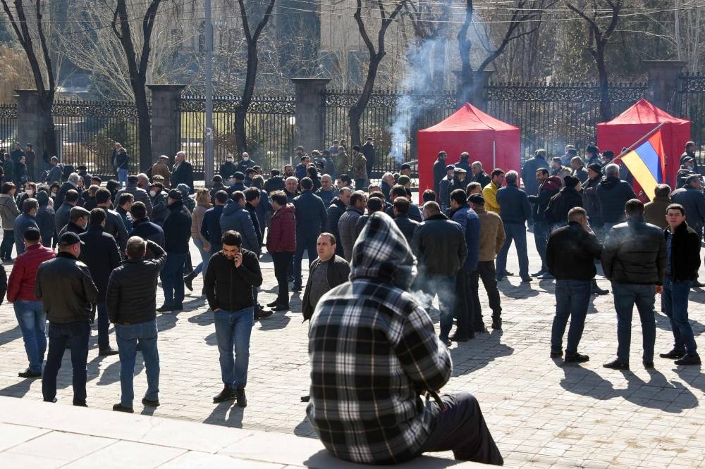 Les partisans de l'opposition campent devant le Parlement