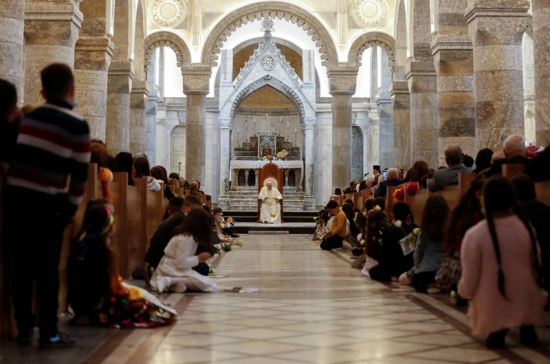 Le pape conclut sa visite historique à Erbil devant des milliers de fidèles