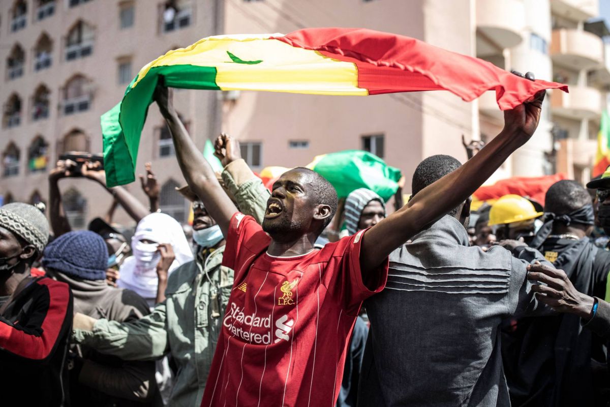 Un juge relâche l’opposant Sonko, Dakar sous la protection des blindés de l’armée