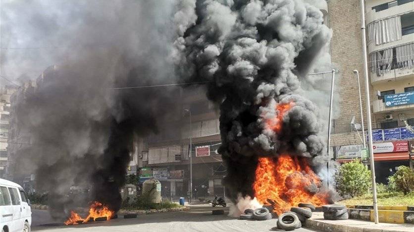 Route coupée à l'aide de pneus brûlés à Hay el-Sellom à Beyrouth