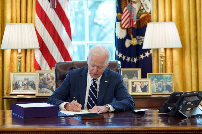 Biden signe le plan de relance et avance des 