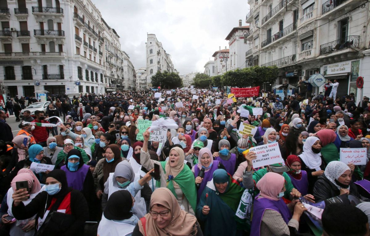 Les femmes dans la rue pour leurs droits et contre le pouvoir
