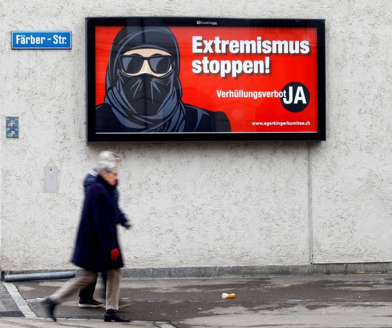 La Suisse adopte l'initiative anti-burqa d'une courte majorité