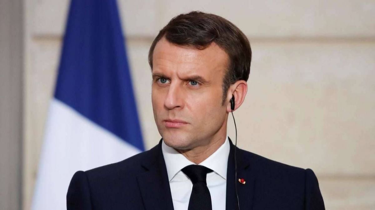 Macron rend hommage aux victimes du terrorisme, avec un survivant de 2015
