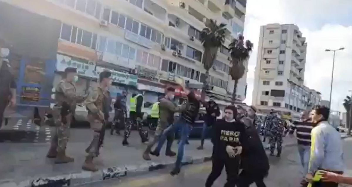Un homme tente de s'immoler par le feu lors d'un sit-in près de Tyr
