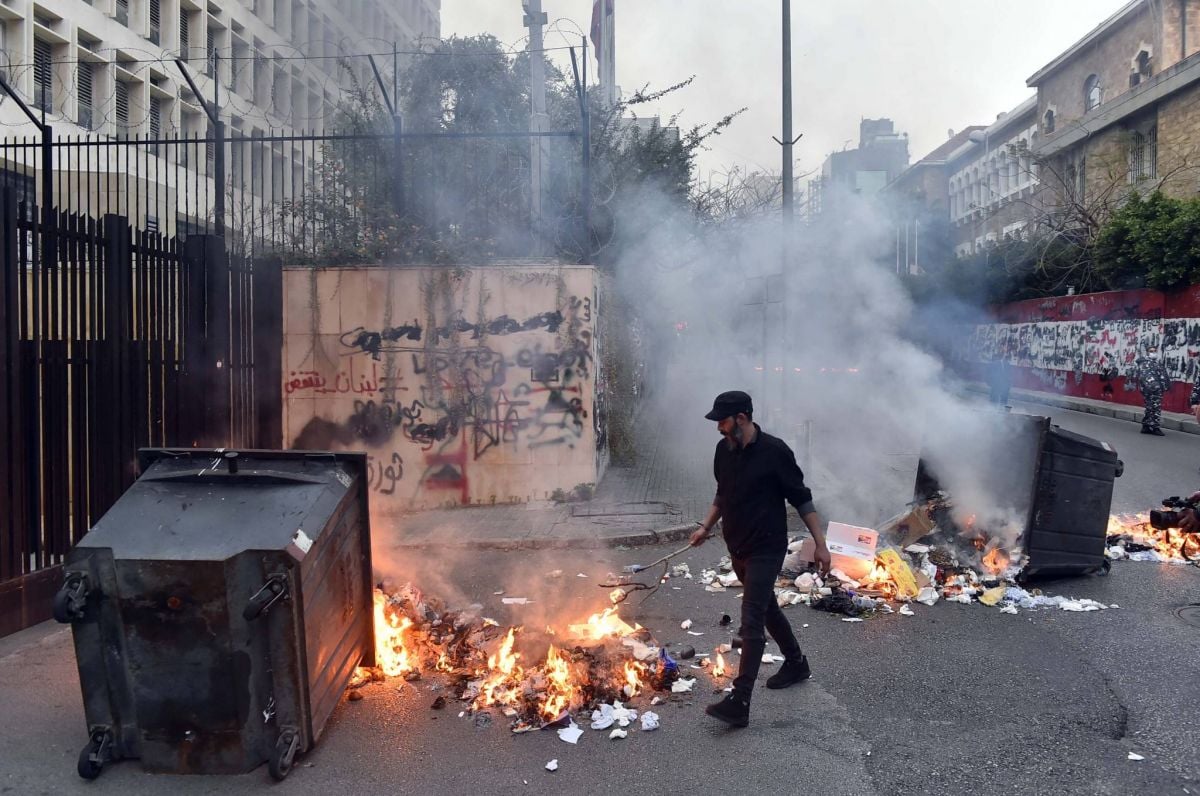 Face à la plongée de la livre, la rue laisse éclater sa colère