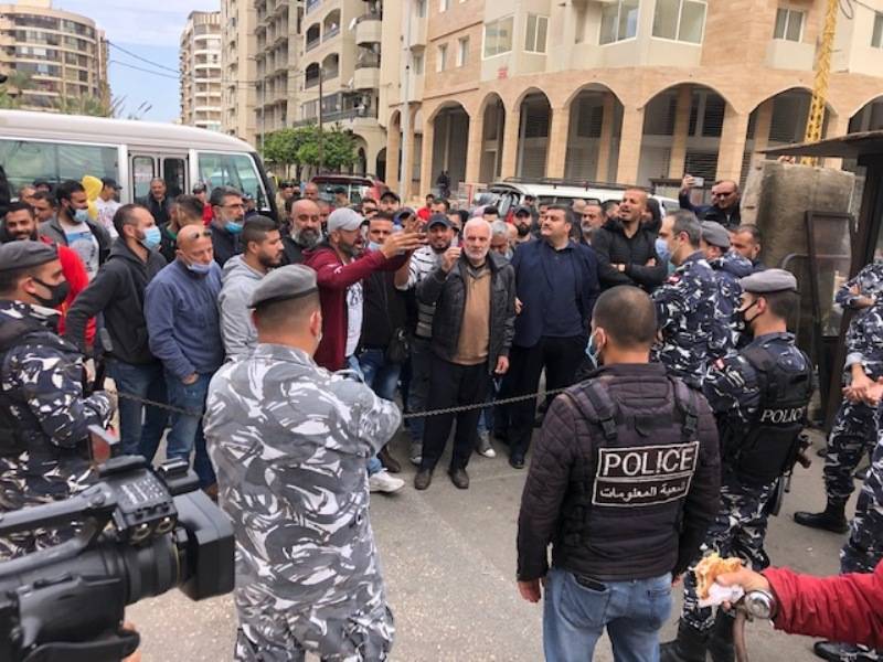 Sit-in de protestation de chauffeurs de bus à Tripoli contre l'arrestation de plusieurs de leurs confrères