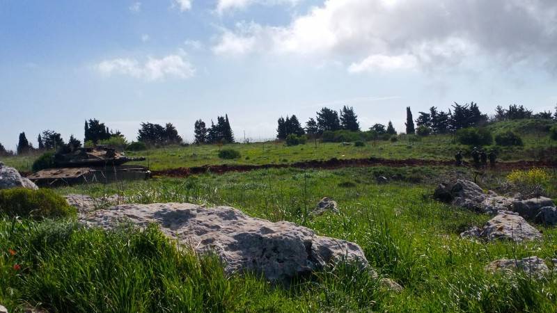 Des bulldozers israéliens pavent une route à la frontière sud