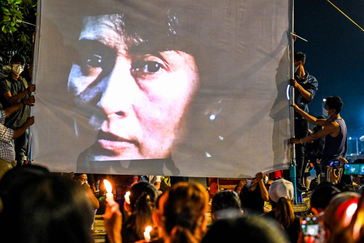 Nouvelles accusations de corruption contre Suu Kyi, plusieurs villes en proie aux violences