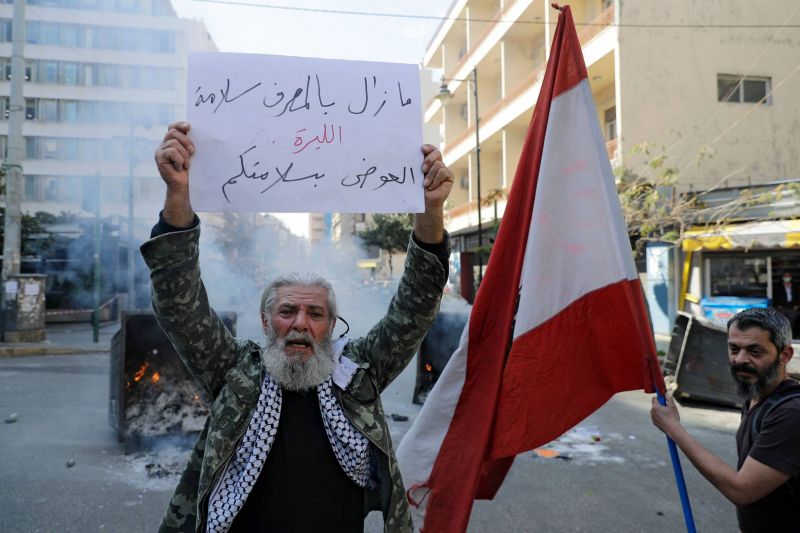 Le dollar passe la barre des 15.000 livres, la colère explose à travers le Liban