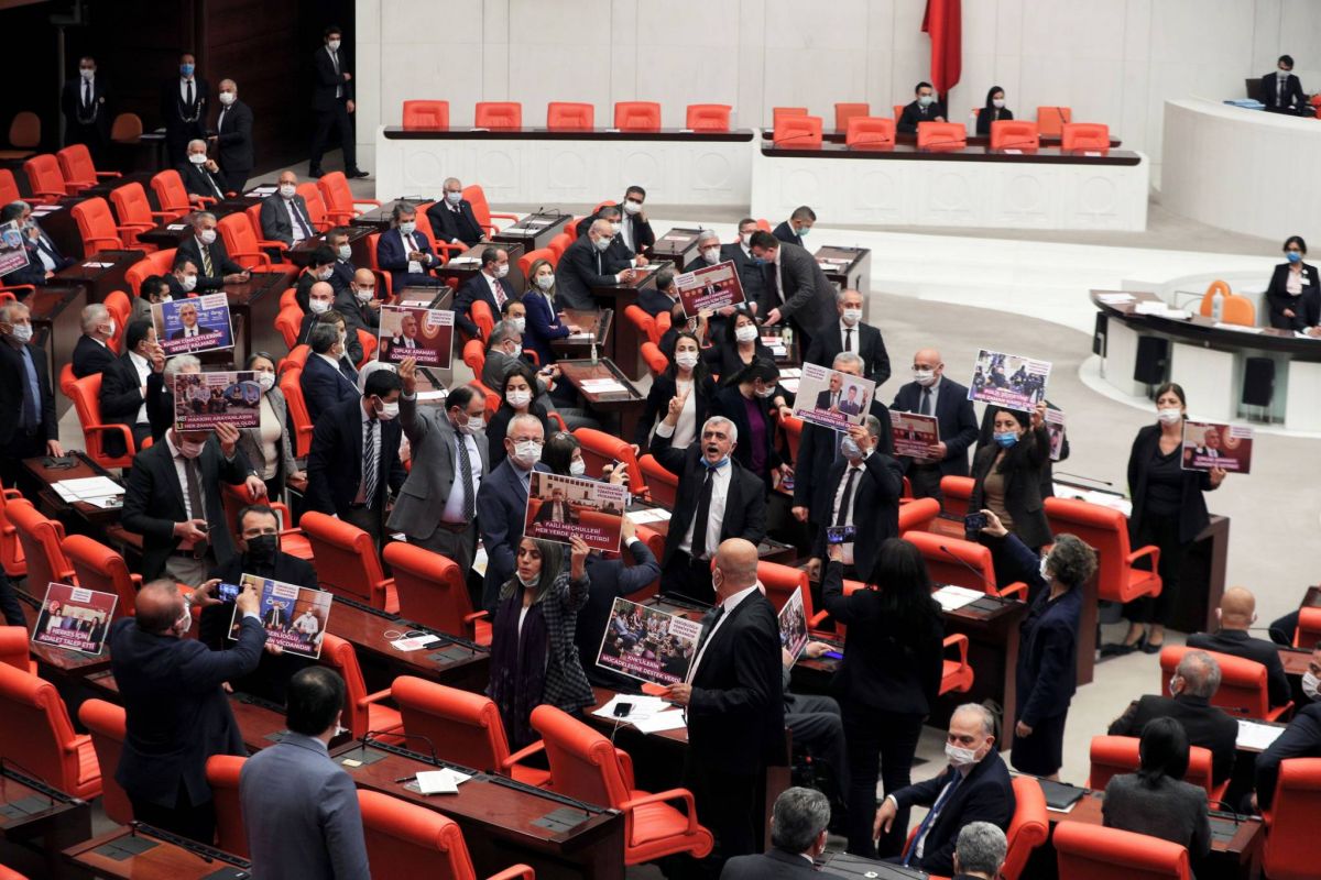 Menacé d'interdiction, le parti prokurde dénonce un 