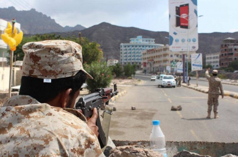 Des centaines de manifestants font irruption dans le palais présidentiel à Aden