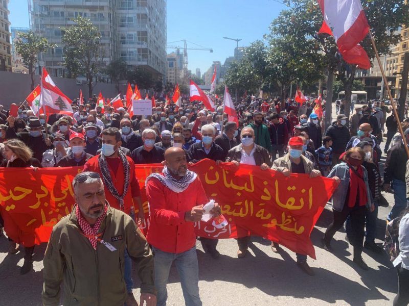 Des militants communistes marchent depuis la BDL vers le centre-ville de Beyrouth