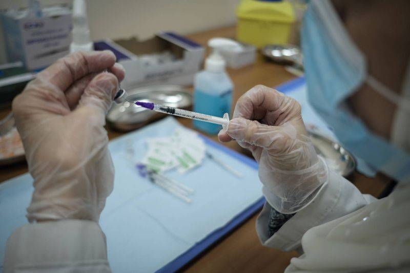 Cinquante-et-un décès et 2.253 nouvelles contaminations, nouveau contrat avec Pfizer