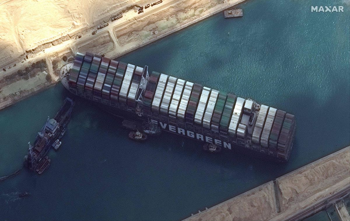 Canal de Suez : le fret maritime affecté, incertitude sur le déblocage