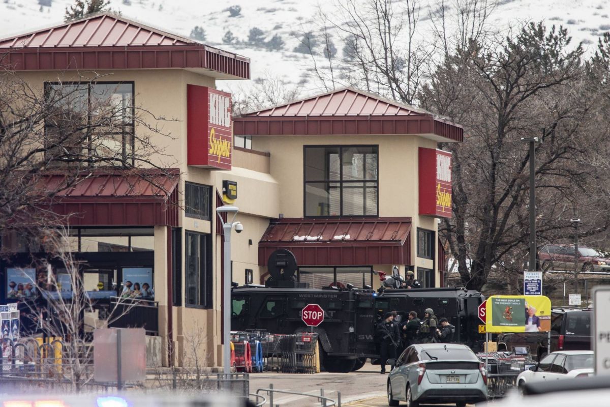 Dix morts dont un policier après une fusillade dans un supermarché du Colorado